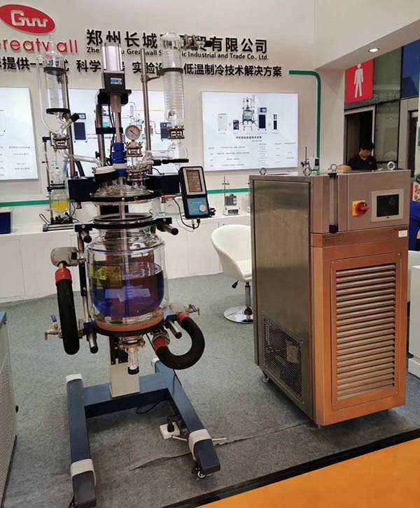 雙層升降玻璃反應釜配套不銹鋼外殼高低溫一體機